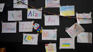 Kinderzeichnungen hängen an einer Wand im Aufenthaltsraum für Kinder. (Quelle: dpa/Monika Skolimowska)