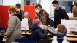 Soldaten der Bundeswehr helfen Flüchtlingen aus der Ukraine in einem neu errichteten Ankunftszentrum auf dem Rollfeld vom ehemaligen Flughafen TXL. (Quelle: dpa/Christophe Gateau)