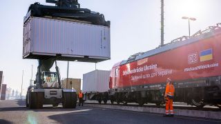 Arbeiter verladen Container auf einen Zug der DB-Schienenbrücke Ukraine vor der Abfahrt mit Hilfsgütern aus dem Westhafen. (Quelle: dpa/Carsten Koall)