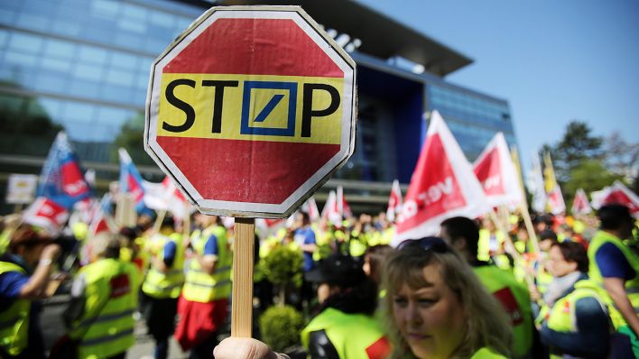 Symbolbild: Ein Streik der Bankmitarbeiter (Quelle: dpa/Oliver Berg)
