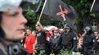 Eskortiert von Polizisten demonstrieren Rechtsextremisten in Neuruppin (Brandenburg). (Quelle: dpa/Georg-Stefan Russew)