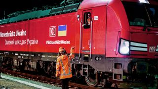 Sigrid Nikutta, Vorstandmitglied der Deutschen Bahn, steht zur Abfahrt des ersten DB-Güterzugs mit Hilfsgütern der sogenannten Schienenbrücke in die Ukraine am Güterbahnhof. (Quelle: dpa/F. Sommer)