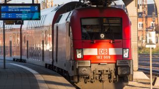Ein Regionalzug fährt in den Bahnhof Frankfurt (Oder) ein. (Quelle: Patrick Pleul/dpa)