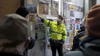 Jörg Diester (M), Museumsbetreiber, erklärt Besuchern während einer Führung die Funktionsweise eines ehemaligen Bunkers in Gosen (Bild: dpa/Christian Ender)