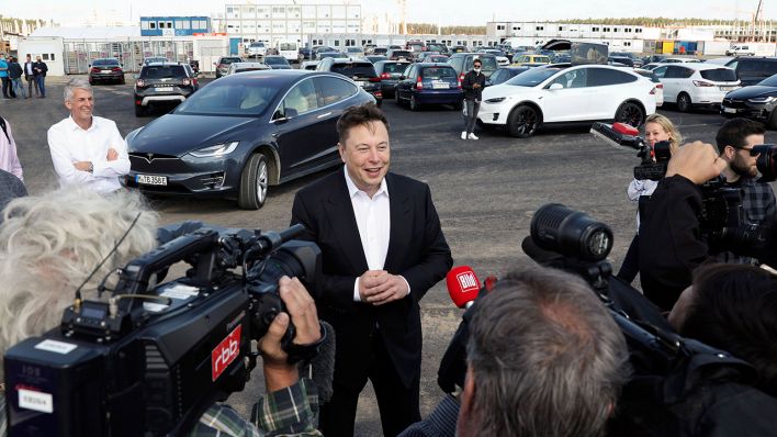 Archivbild: Elon Musk spricht vor der Baustelle der Tesla Gigafactory Berlin-Brandenburg mit der Presse. (Quelle: imago images/S. Gabsch)