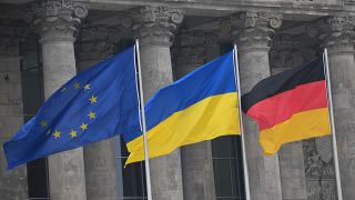 Symbolbild: Die Fahnen der EU (l-r), Ukraine und Deutschlands wehen vor dem Reichstag. (Quelle: dpa/B. Jutrczenka)