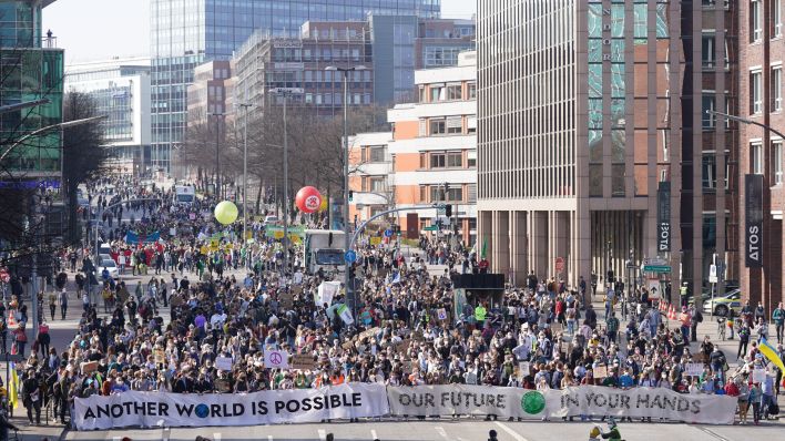 Teilnehmer des Klimastreiks Fridays for Future protestieren auf der Willy Brandt Straße. Beim zehnten globalen Klimastreik an diesem Freitag wollen nach Angaben der Klimabewegung Menschen überall auf der Welt für Klimagerechtigkeit und Frieden demonstrieren. (Quelle: Marcus Brandt/dpa)