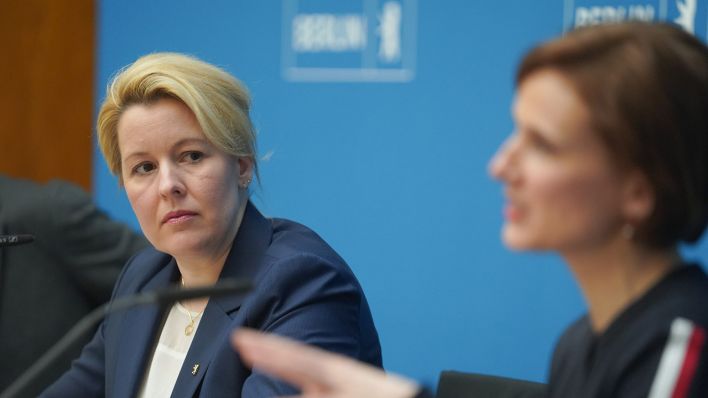 Franziska Giffey (l, SPD), Regierende Bürgermeisterin von Berlin, und Katja Kipping (Die Linke) (Quelle: dpa/Jörg Carstensen)