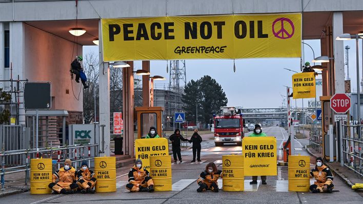 Aktivisten von Greenpeace blockieren am frühen Morgen den Haupteingang zur Erdölraffinerie der PCK-Raffinerie GmbH (Bild: dpa/Patrick Pleul)