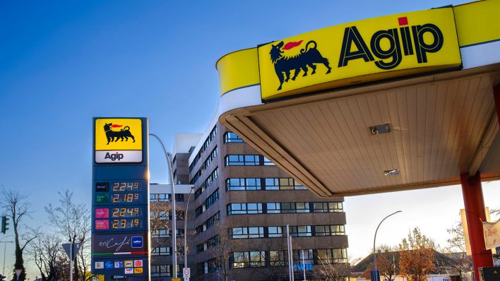 Preissäule einer AGIP Tankstelle in Berlin mit hohen Spritpreise am 08.03.2022. (Quelle: imago images/Achille Abboud)