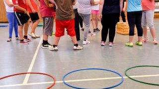 Symbolbild: Kinder nehmen an einem Sportprogramm für übergewichtige Kinder teil. (Quelle: dpa/P. Steffen)