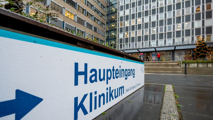 Ein Schild weist den Weg zu dem Eingang zum Klinikum Ernst von Bergmann. (Quelle: dpa/Monika Skolimowska)
