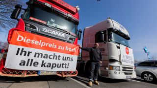 Organisator Gerd Fischer, Spediteur und LKW-Fahrer, versammelt sich mit anderen zu einer Demonstration gegen die aktuellen Kraftstoffpreise. (Quelle: dpa/Rolf Vennenbernd)