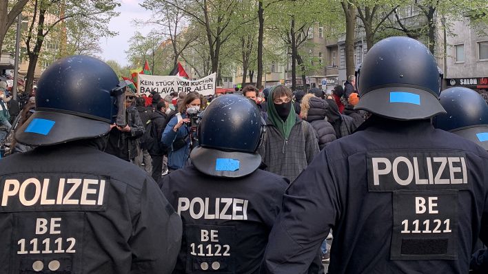 Polizeiteinsatz am 1. Mai in Berlin (Quelle: dpa/Anton Dolgunov)