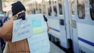 Eine Helferin erwartet am 28.02.2022 Geflüchtete aus der Ukraine am Berliner Hauptbahnhof. (Quelle: dpa/Kay Nietfeld)