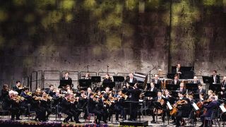 Archivbild: Kirill Petrenko, Chefdirigent und künstlerischer Leiter der Berliner Philharmoniker, dirigiert die Philharmoniker auf der Waldbühne. (Quelle: dpa/F. Sommer)