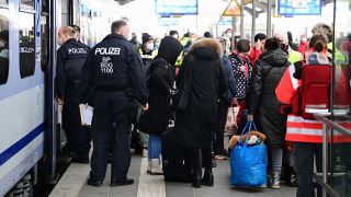 Archivbild: Flüchtlinge aus der Ukraine sind mit einem Sonderzug (l) aus Warschau in Brandenburg angekommen. (Quelle: dpa/S. Stache)
