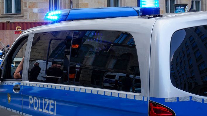 Symbolbild: Ein Einsatzfahrzeug, Streifenwagen der Polizei mi Blaulicht und Schriftzug. (Quelle: dpa/Reuhl)