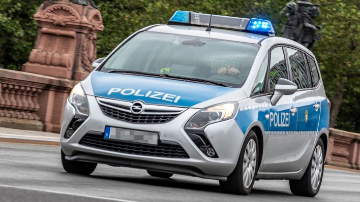 Archivbild: Polizeiwagen faehrt mit Blaulicht durch eine Berliner Strasse. (Quelle: dpa/A. Gora)