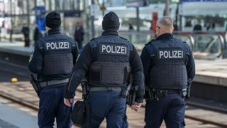 Berlin, drei Polizisten gehen über den Bahnsteig im Berliner Hauptbahnhof. (Quelle: SULUPRESS.DE/Vladimir Menck)