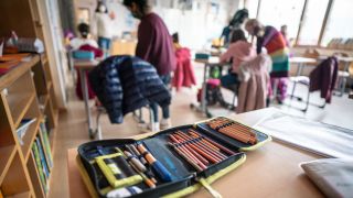 Ein Schulmäppchen liegt in einem Klassenraum der Valentin-Senger-Schule im Stadtteil Bornheim auf einem Tisch. (Quelle: dpa/Frank Rumpenhorst)