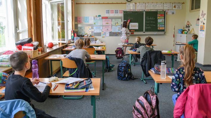Schulkinder sitzen im Mai 2020 in der Erich-Weinert-Grundschule (Bild: dpa/Patrick Pleul)