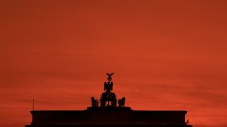 Saharastaub färbt den Sonnenaufgang über Berlin am 17.03.2022 rötlich (Bild: dpa/Paul Zinken)