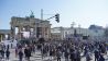 Menschen haben sich anlässlich der Solidaritätskundgebung "Sound of Peace" vor dem Brandenburger Tor versammelt. (Quelle: dpa/Jörg Carstensen)