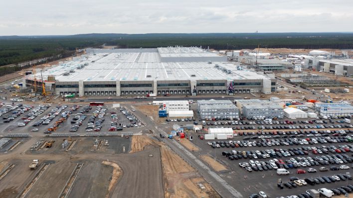 Auf dem Gelände der künftigen Tesla Autofabrik Berlin Brandenburg wird gebaut. (Quelle: Christophe Gateau/dpa)