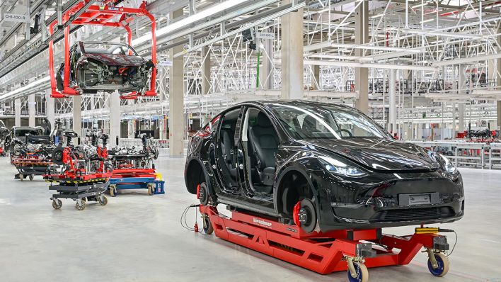 Ein Tesla Model Y ist zum Tag der offenen Tür in einer Produktionshalle der Tesla Gigafactory zu sehen. (Quelle: dpa/Patrick Pleul)