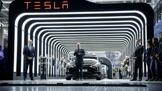 Bundeskanzler der Bundesrepublik Deutschland Olaf Scholz und Elon Musk Tesla-Chef und Ministerpraesident von Brandenburg Dietmar Woidke beim 'Tesla Delivery Day' zur Eroeffnung und offiziellem Produktionsstart der Tesla Fabrik. (Quelle: dpa/J. Krick)