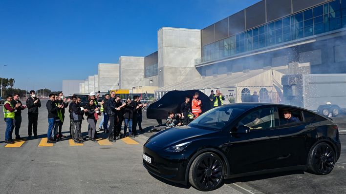 Ein Elektrofahrzeug vom Typ Model Y rollt zur Eröffnung der Tesla-Fabrik Berlin Brandenburg aus dem Werk. (Quelle: dpa/P. Pleul)
