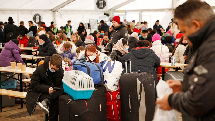 Kriegsflüchtlinge aus der Ukraine sitzen in der "Welcome Hall Land Berlin“, der ersten Anlaufstelle nach der Ankunft der Flüchtlinge auf dem Hauptbahnhof. (Quelle: dpa/C. Koall)