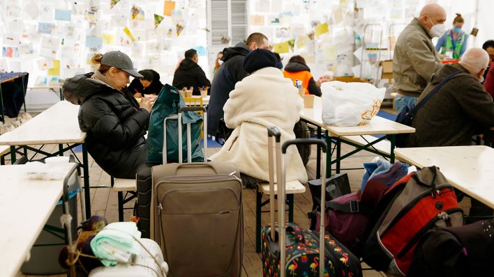 Symbolbild: Kriegsflüchtlinge aus der Ukraine warten in der "Welcome Hall Land Berlin“, der ersten Anlaufstelle nach der Ankunft der Flüchtlinge auf dem Hauptbahnhof. (Quelle: dpa/C. Koall)