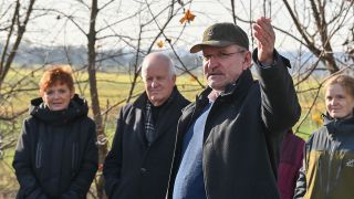 Henrik Wendorf (M), Präsident Landesbauernverband Brandenburg (LBV), während eines Termins nahe der deutsch-polnischen Grenze (Bild: dpa/Patrick Pleul)