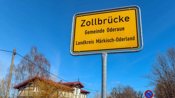 Archiv: : Das Ortseingangsschild des Oderbruchortes Zollbrücke. (Quelle: Patrick Pleul/dpa)