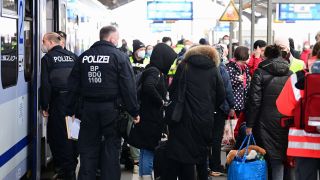 Archiv: Flüchtlinge aus der Ukraine sind mit einem Sonderzug (l) aus Warschau angekommen und steigen nach der Kontrolle durch die Bundespolizei vom Nachbarbahnsteig in einen Sonderzug der Deutschen Bahn nach Berlin ein. (Quelle: Soeren Stache/dpa)
