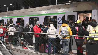 Geflüchtete Menschen aus der Ukraine am Berliner Hauptbahnhof (Bild: Paul Zinken/dpa).