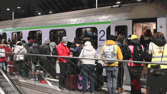 Geflüchtete Menschen aus der Ukraine am Berliner Hauptbahnhof (Bild: Paul Zinken/dpa).