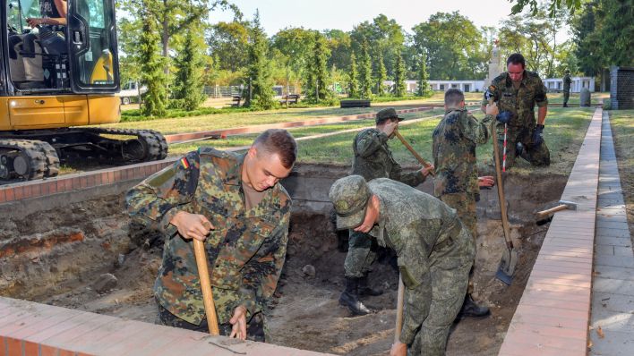 Archiv: Vor vier Jahren arbeiten deutsche und russische Soldaten noch gemeinsam an einem Grab auf der sowjetischen Kriegsgräberstätte in Lebus. (Quelle: Patrick Pleul/dpa)