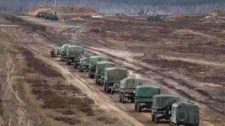 Militärische Fahrzeuge an der russische-belarussichen Grenze (Bild: imago images/Henadz Zhinkov)