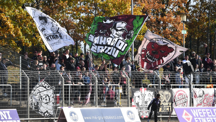 Fans des BFC Dynamo Berlin während eines Auswärtsspiels bei TeBe. Quelle: imago images/Matthias Koch