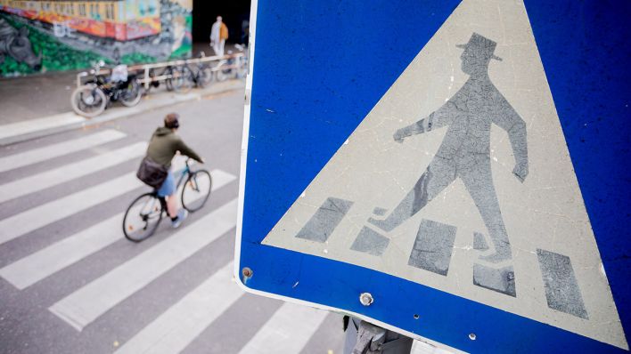 Ein Fahrradfahrer überquert einen Zebrastreifen am S-Bahnhof Friedenau in Berlin. (Quelle: dpa/Christoph Soeder)