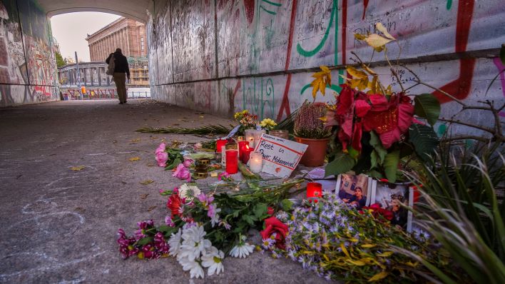 Blumen und Kerzen an der Stelle, wo der 13-jährigen Mohammed A. ermordet wurde, Tunnel unter dem Viadukt der Stadtbahn zwischen Monbijou - und James-Simon-Park. (Quelle: imago images)