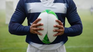 Ein Rugby-Spieler hält den Ball in der Hand (imago images/Panthermedia)