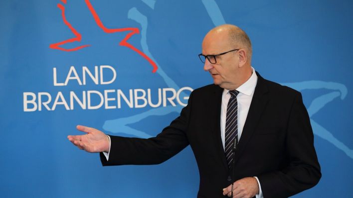 Ministerpräsident Dietmar Woidke (SPD) während einer Pressekonferenz (Quelle: imago/Martin Müller)