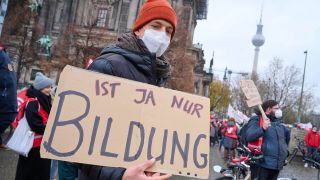 Tausende Lehrer*innen und Erzieher*innen streikten am Mittwoch den 17. November 2021 in Berlin. (Bild: imago images/Christian Ditsch)