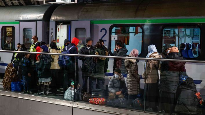 Fluechtlinge aus der Ukraine kommen am 01.03.2022 am Berliner Hauptbahnhof an. (Quelle: imago images/Jochen Eckel)