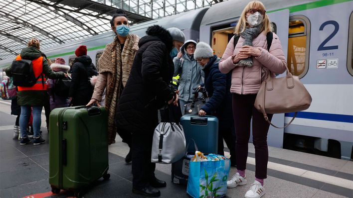 Fluechtlinge aus der Ukraine kommen am 03.03.2022 mit einem Zug aus Polen am Berliner Hauptbahnhof an. (Quelle: imago images/Jochen Eckel)