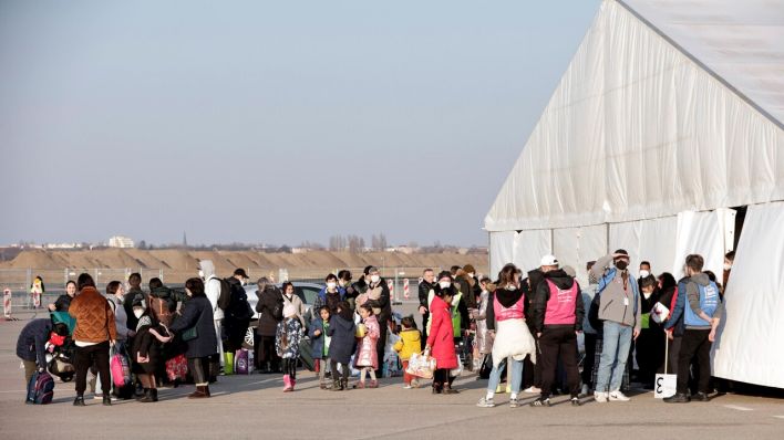 Flüchtlinge aus der Ukraine werden in Tegel aufgenommen (Bild: imago images/Jens Schicke)